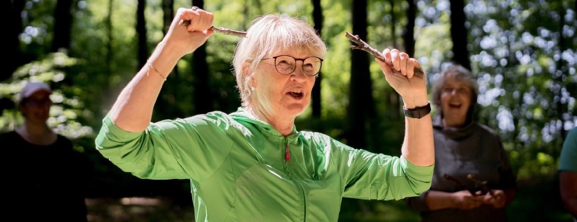 Kvinde, der træner med pinde i hånden