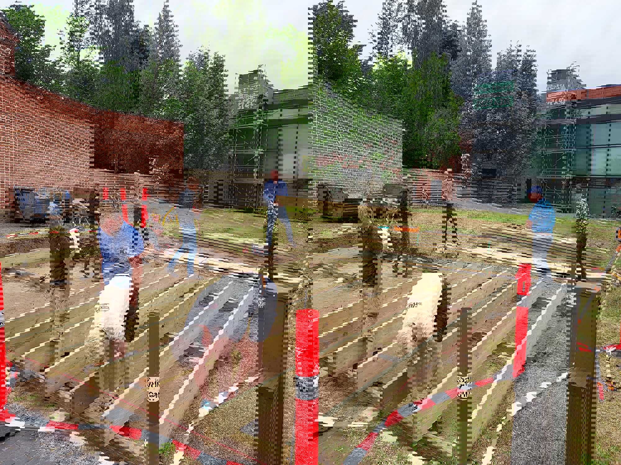 Frivillige bygger vores egen udendørs scene på Kulturgrunden i 2021.