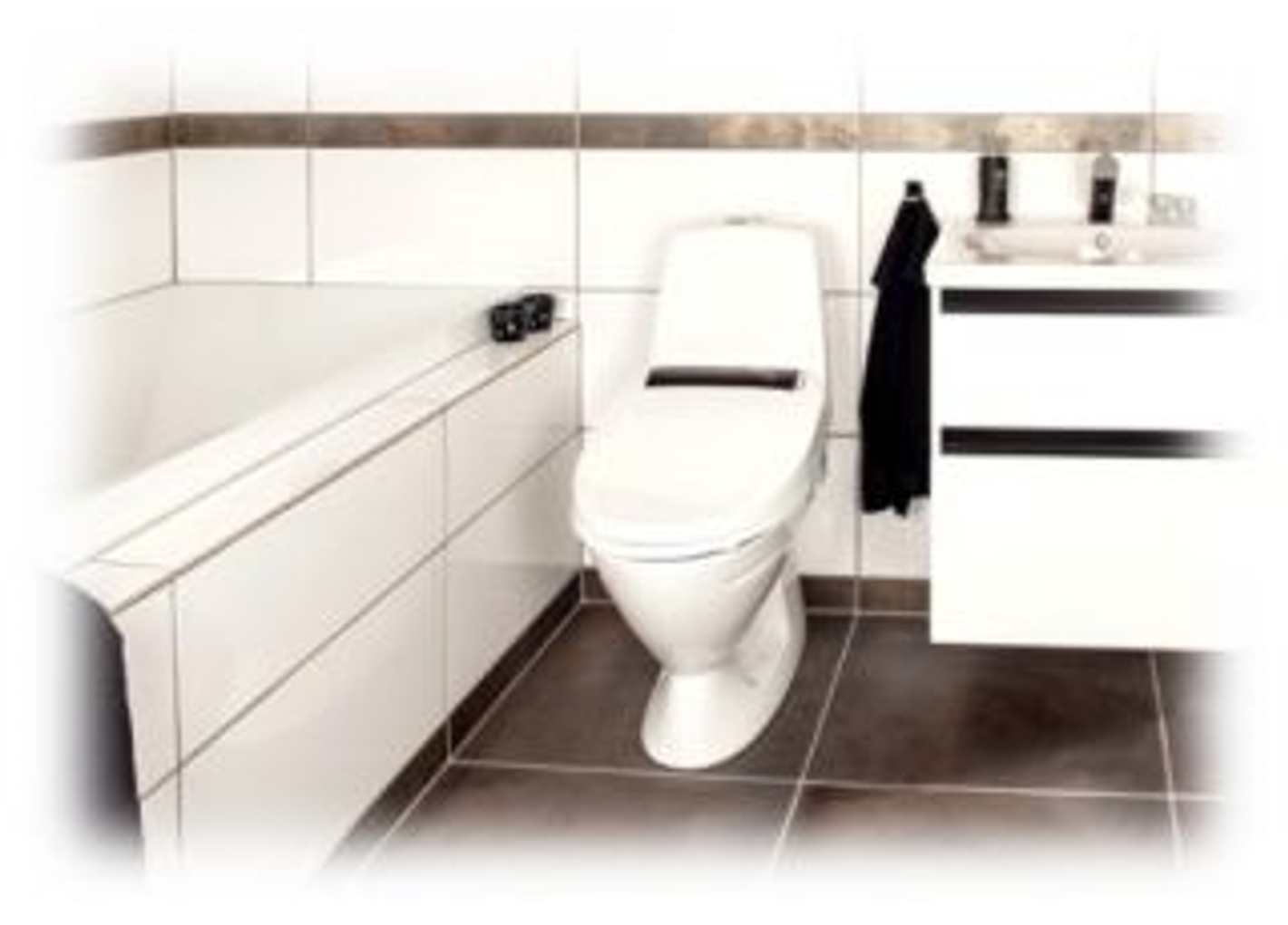 Toilet, hvor der er monteret et bidettoiletsæde på.